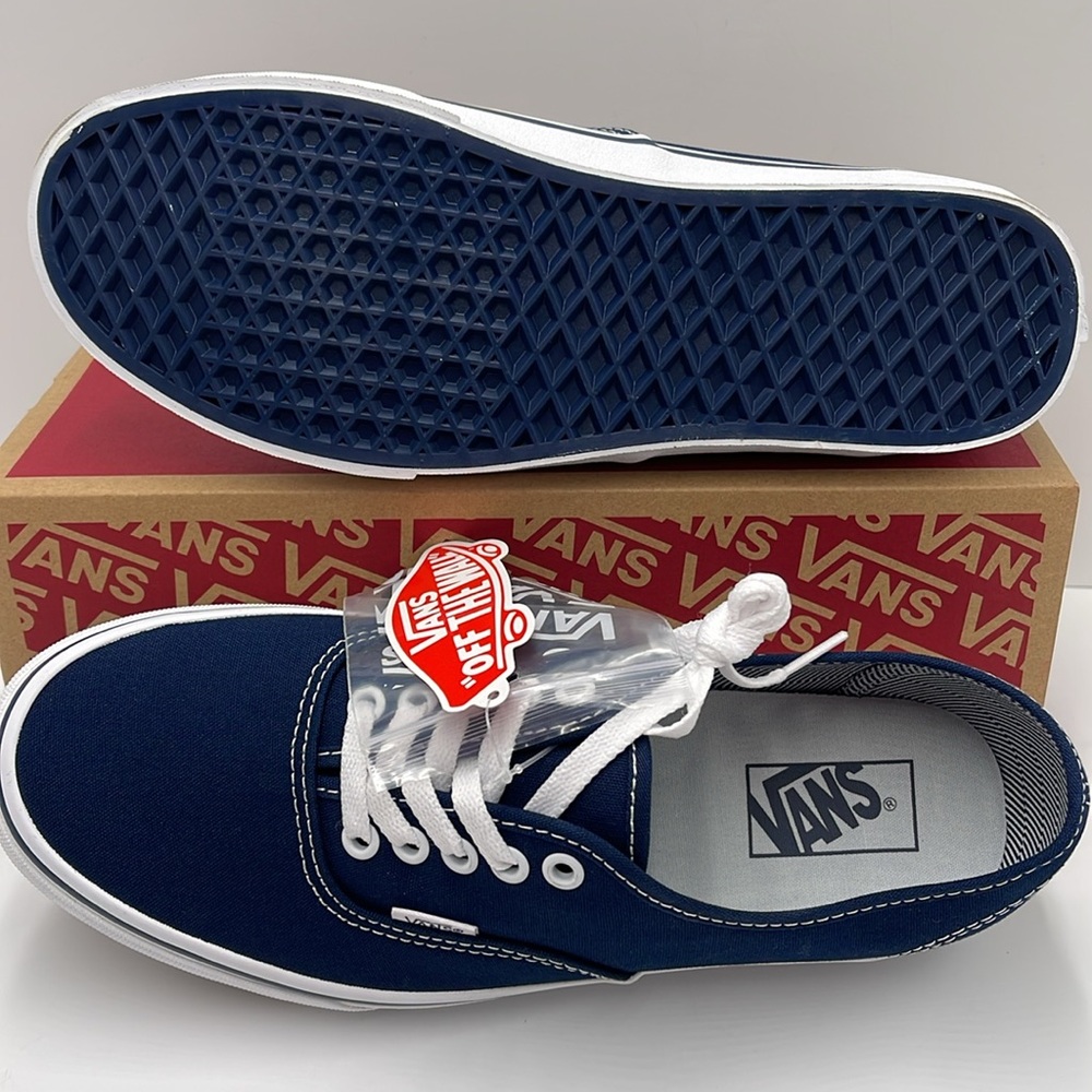 Vans • WMNS Authentic (Angstrplng) Dress Blue/True White
VN000EE332D
Sneakers - Picture 4 of 16